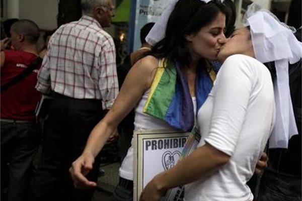 Лесбийки се целуват по време на един от протестите при обсъжданията на законопроекта в Аржентина
Снимка: АП