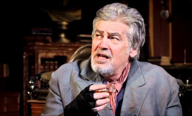 Стефан Данаилов в ролята на татко Дулитъл в пиесата "Пигмалион", която от години се играе на сцената на Народния театър. Актьорът не крие, че все по-рядко ще излиза на сцената, но няма да се откаже да играе.