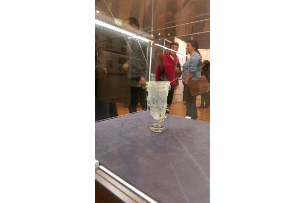 Стъклената чаша от 4 в. е намерена в гробна могила край Ямбол и реставрирана в Германия. На нея е разчетения надпис "Пий и живей щастливо". Уникалното е, че е четирицветна.