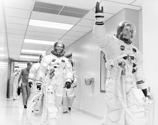 Нийл Армстронг маха на изпращащите екипа на Аполо 11 през трансферния тунел.