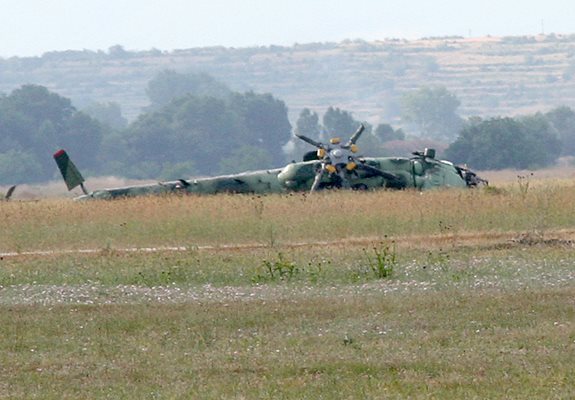 Падналият вертолет Ми-17 СНИМКИ: Евгени Цветков