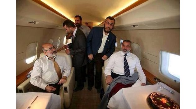 Шефовете на радикалното движение пътуват с частни самолети.