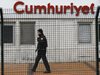Турската полиция задържа главния редактор на опозиционния вестник Cumhuriyet