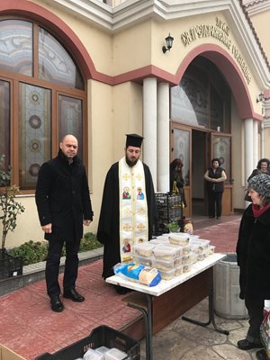 Свещеник освети курбана, осигурен от Костадин Димитров чрез спонсори.