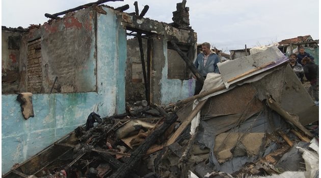 Пожарът в ромската махала в Средец отне живота на две деца и родителите им.