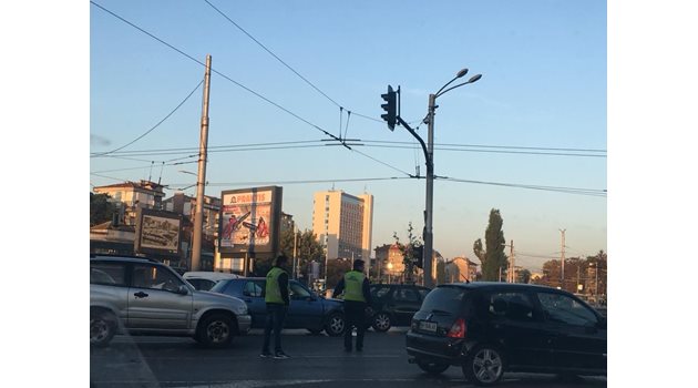 Движението в района на Сточна гара е затруднено, на мястото има полиция Снимка: Фейсбук/ Лилия Гаубич