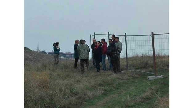Протестиращи се събраха край оградата на строителния обект в местността Германката.