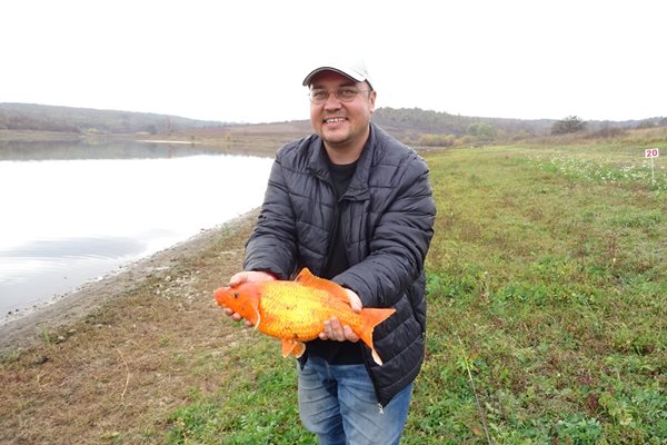 Начинаещият рибар Светлозар Стоянов улови златен шаран; Снимки: авторът