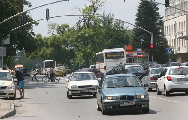 Отсечката от Гарнизонна фурна до Хирургиите на "Пещерско шосе" е нон-стоп претоварена. Снимка: Евгени Цветков