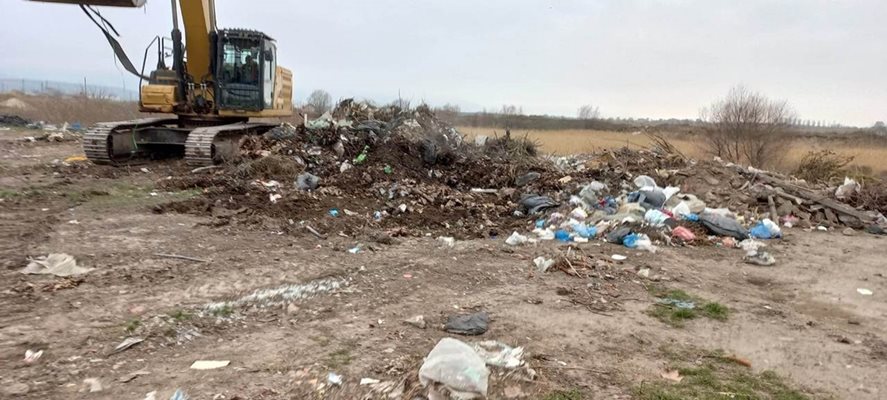 Общината прати трактор да разчисти отпадъците.


Снимки: Община Асеновград