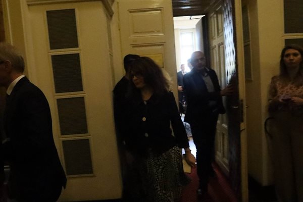 Десислава Атанасова и Томислав Дончев излизат от стаята на ДПС след проведен разговор с ПП-ДБ