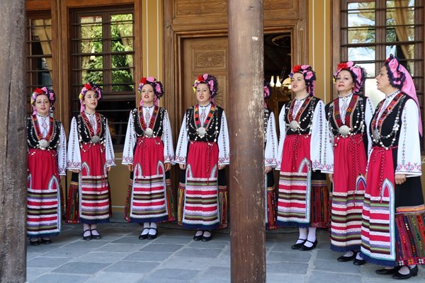 Присъстващите на събитието се насладиха на българските изпълнителни на народно творчество.