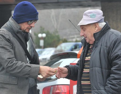 Пазачът получи парите на ръка