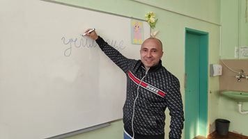 44 000 последваха учител в сайт за грамотност. Той се чуди ще издържат ли депутатите теста по български за четвъртокласници