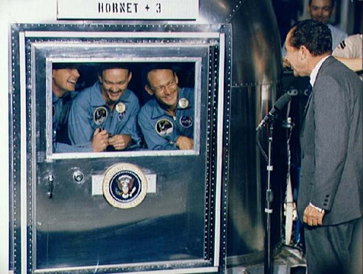 Президентът Ричард Никсън посрещан астронавтите след приземяването им в Тихия океан