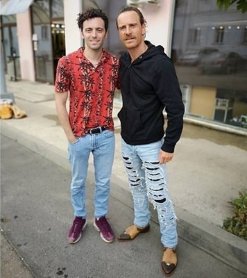 Венцислав Сариев (вляво) пусна в профила си в инстаграм снимки с Майкъл Фасбендър, който е в България за филма Kung Fury 2.