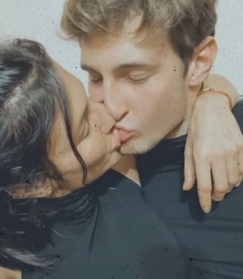 Страстни целувки разкриват връзката им