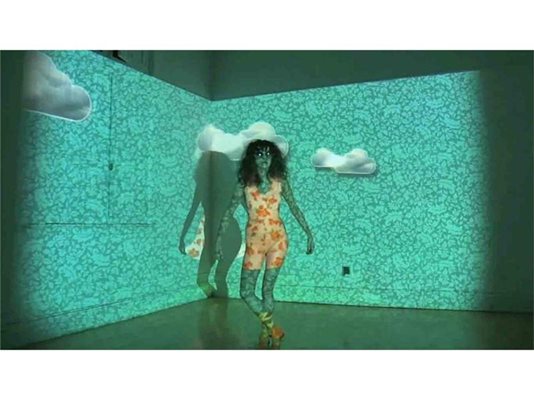 Модели на Лорето Кореа са облечени от проекторите в триизмерни шарки.