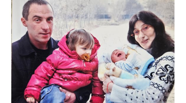 Стилиян Костов и Даниела Доцева се снимат с две от децата си.
