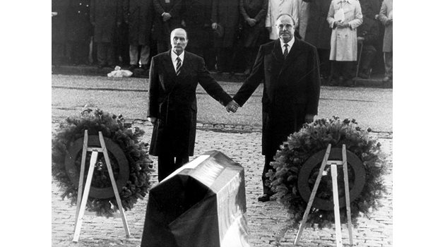 1984 г.: Хелмут Кол и тогавашният френският президент Франсоа Митеран. Жестът им стана символ на идеята на обединена Европа.