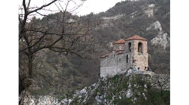 Трагедията с Васко се разиграла край Асенова крепост, където скалите са много стръмни.