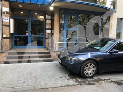 Наш читател изпрати снимки от мястото на инцидента в "Яворов", на които се виждат дупки от куршуми в паркиран отпред автомобил и във вратата.