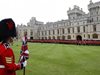 Петима от охранителите на Елизабет II са арестувани пияни след побой