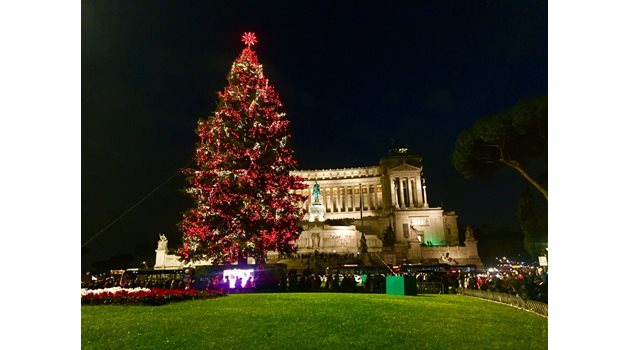 Коледното дърво на римското кметство е в червено и по традиция се поставя на площад “Венеция” пред Олтара на родината.  СНИМКА: АВТОРЪТ