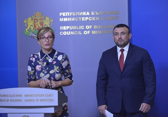 Екатерина Захариева и Младен Маринов на брифинга в Министерски съвет. Снимка ЙОРДАН СИМЕОНОВ
