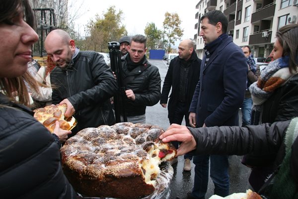 Присъстващите апетитно хапнаха от царските пити на Костадин Димитров. Снимки: Евгени Цветков