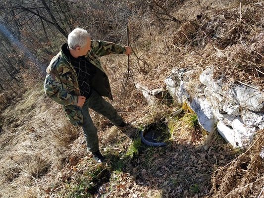 Мъж от Асеновград е дошъл да си налее от целебната вода. Снимка: Авторката