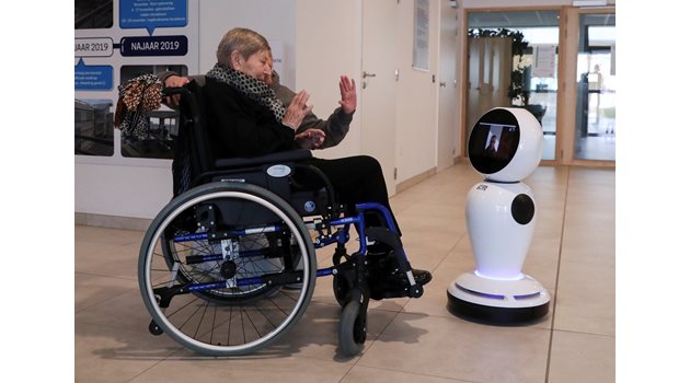 76-годишната белгийка Андре Десмаел си комуникира с близки с помощта на робот, доставен от компанията  ZoraBots безплатно в старчески дом в град Остенд. Целта е възрастните  да си общуват с любимите хора въпреки забраната за посещения заради коронавируса.
СНИМКА: РОЙТЕРС