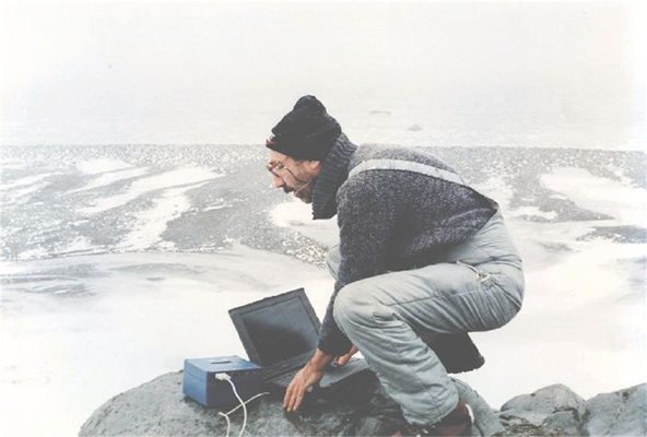 Бойко Рангелов инсталира първата българска сеизмологична станция на Антарктида.
