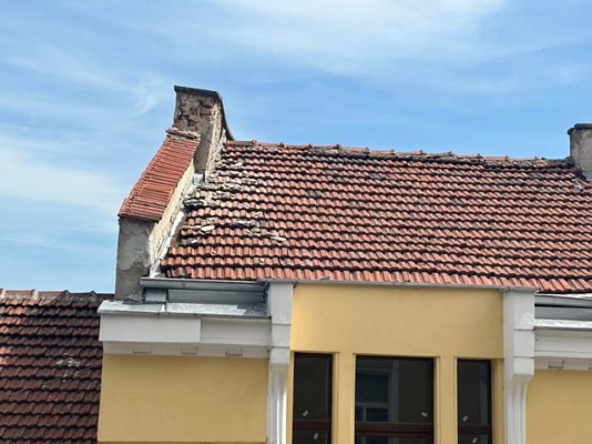 Мазилка от покрива на сграда на ул. "Д-р Вълкович" в центъра на Пловдив падна след земетресението.