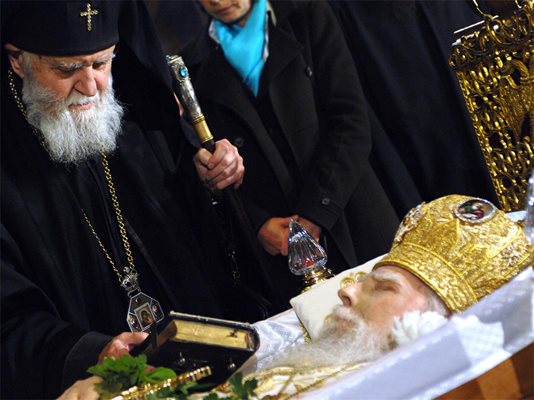 На гроба на патриарх Максим ставали чудеса