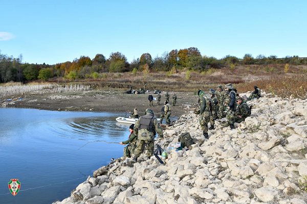 Близо 100 кадети от военния университет "Васил Левски" се учат да оцеляват в дивата природа Снимка: Фейсбук/ Министерство на отбраната