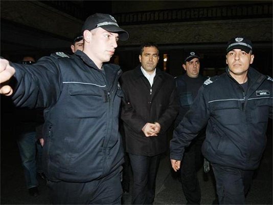 Йордан Костов е постъпил на работа в полицейската дирекция в Добрич през 1994 година. Родом от Шабленско. Бил е оперативен работник в Първо РПУ - Добрич, до 1998 г. През тази година Костов е наказан и пратен на работа в Шабла.Връща се в полицията в Добрич през 1999 г. като началник на сектор "Криминален" в Първо РПУ. В началото на 2000 г. е преместен на работа в София по собствено желание. В началото на февруари 2010 г. е задържан като близък на групата за отвличания Наглите.