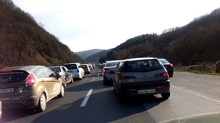 Огромно е задръстването на магистрала Хемус след Витиня в посока София