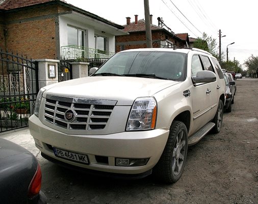 Мощен джип е паркиран пред къщата на Стойчо Ройдов.