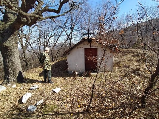 Наблизо има и параклис, местните смятат, че той също помага за лечебните свойства на водата.