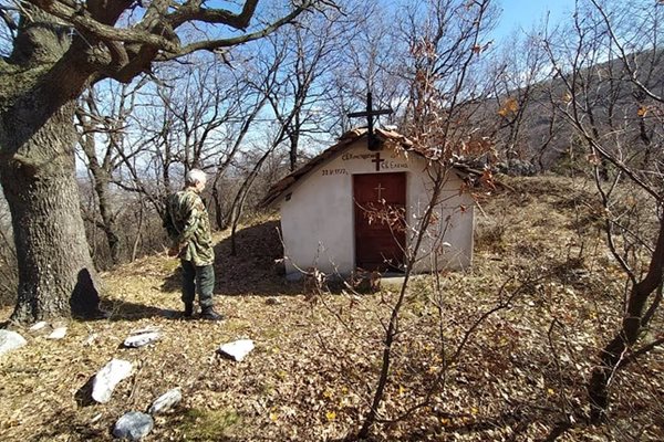 Наблизо има и параклис, местните смятат, че той също помага за лечебните свойства на водата.