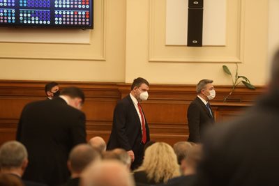 Лидерът на ДПС Мустафа Карадайъ и Делян Пеевски влизат заедно в пленарната зала.

СНИМКА: НИКОЛАЙ ЛИТОВ