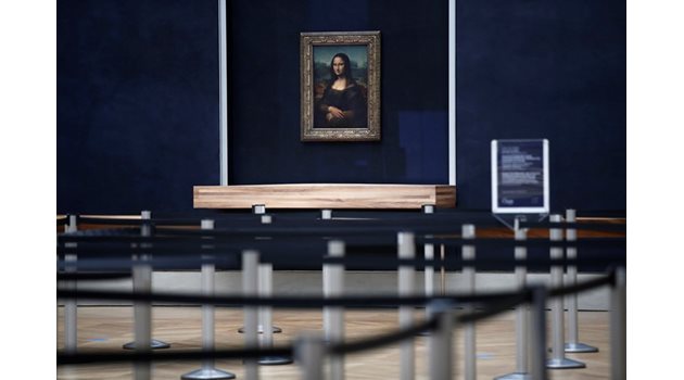 "Мона Лиза" стои зад бронирана стъклена кутия в Лувъра заради честите посегателства срещу нея.