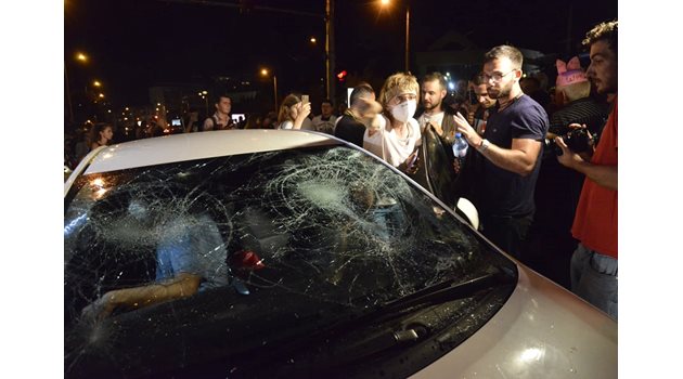 Елена Мицева спори разпалено с протестиращите, потрошили автомобила й.

