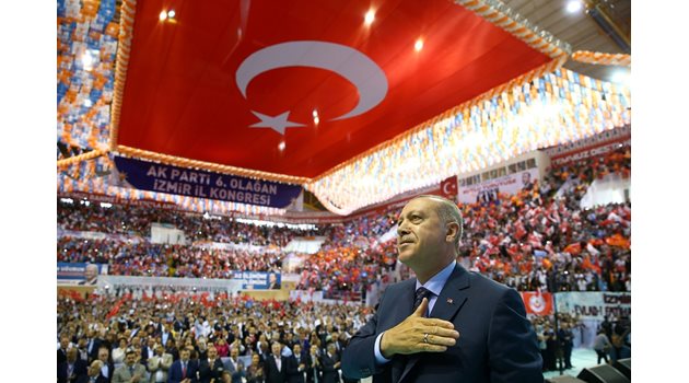 Реджеп Ердоган се държи за сърцето, докато слуша химна в Измир.