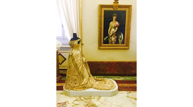 Бална рокля на кралица Маргарита Савойска, прабабата на Симеон Сакскобургготски, в двореца “Куиринале”, където за пръв път през 1898 г. тя украсява коледно дърво.   СНИМКА: АВТОРЪТ