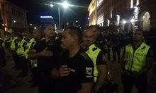 Полицаите свалиха каските си, протестиращите ги аплодират (Видео, снимки)