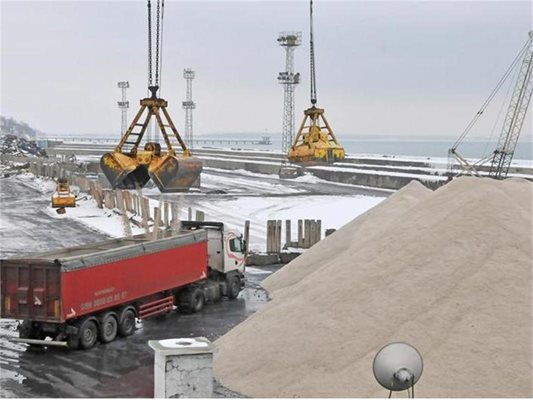 6000 тона сол за нуждите на София пристигнаха в петък на пристанището в Бургас. Още толкова дойдоха вчера вечерта.
СНИМКА: ЛИНА ГЛАВИНОВА