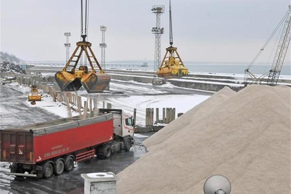 6000 тона сол за нуждите на София пристигнаха в петък на пристанището в Бургас. Още толкова дойдоха вчера вечерта.
СНИМКА: ЛИНА ГЛАВИНОВА