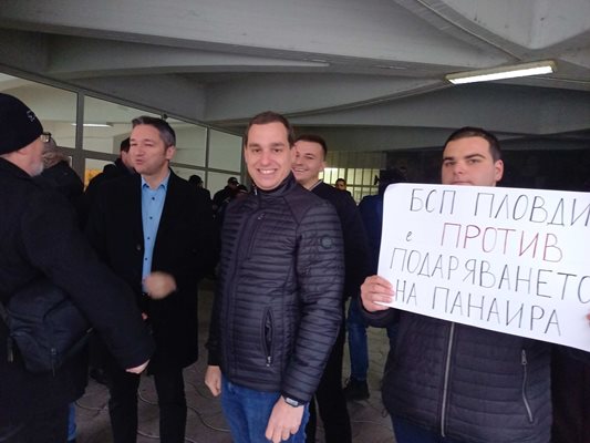 Кристиан Вигенин и Иван Петков-Бебето от БСП се появиха тази сутрин пред общинския съвет в Пловдив.
